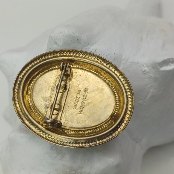 Made in Hong Kong Ivory & Pumpkin Spice Cameo Gold Tone Brooch - Picture 4 of 5